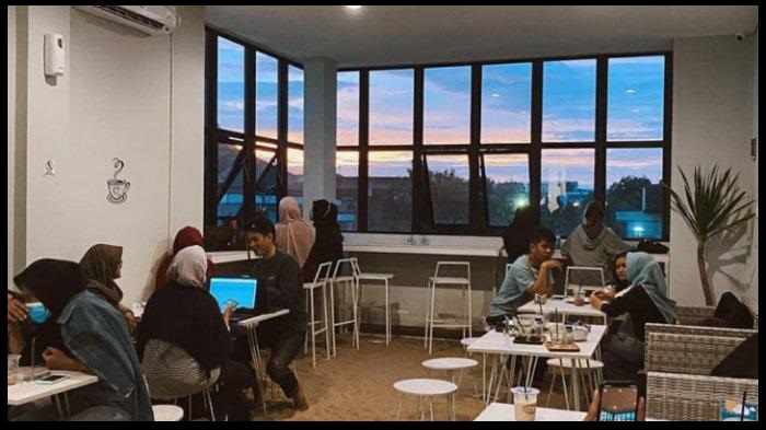 Garis-Pantai-Coffee-and-Indoor-Beach-merupakan-tempat-wisata-di-Bandung.jpg