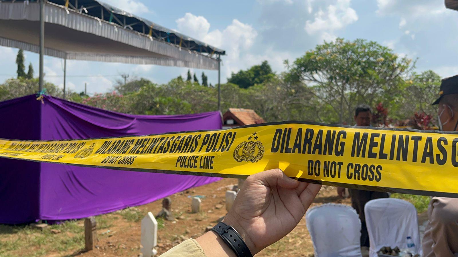 Garis-polisi-Polisi-autopsi-korban-duel-maut-di-TPU-Mulyojati.jpg