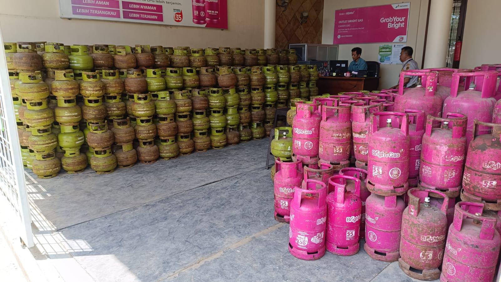 Gas-elpiji-du-pangkalan-Cahaya-Gas-elpiji-3-kg-di-depan-lapangan-Way-Dadi-Kecamatan-S.jpg