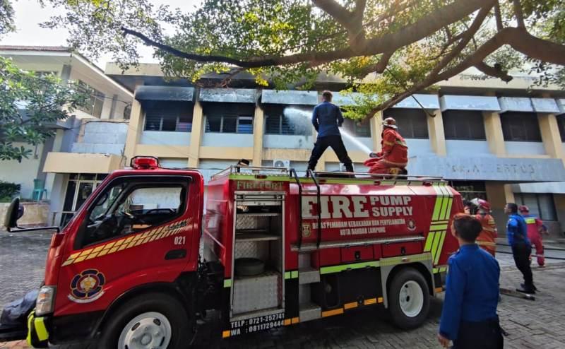 Gedung-Wisma-Albertus-Pahoman-Tanjungkarang-terbakar.jpg