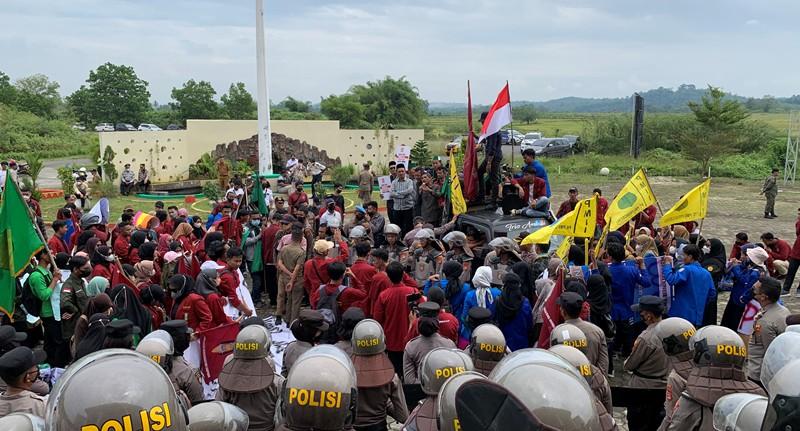 Gelar-Demo-Tolak-Kenaikan-BBM-di-DPRD-Pringsewu-a.jpg