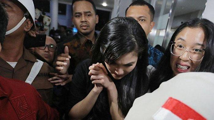 Gerak-gerik-Sandra-Dewi-saat-kembali-datang-memenuhi-panggilan.jpg