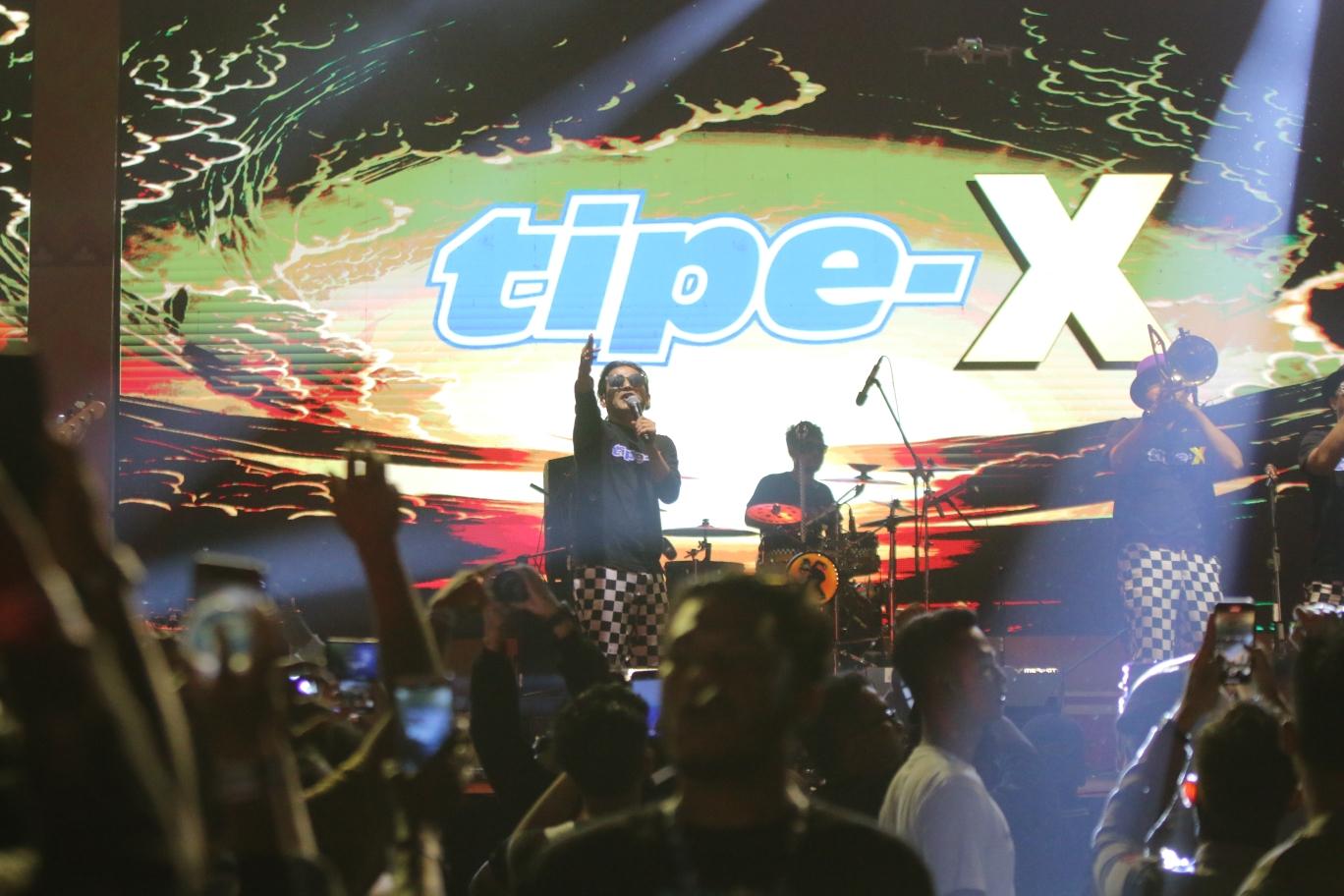Grup-band-Tipe-X-tampil-pada-acara-Pekan-Raya-Lampung-2023.jpg