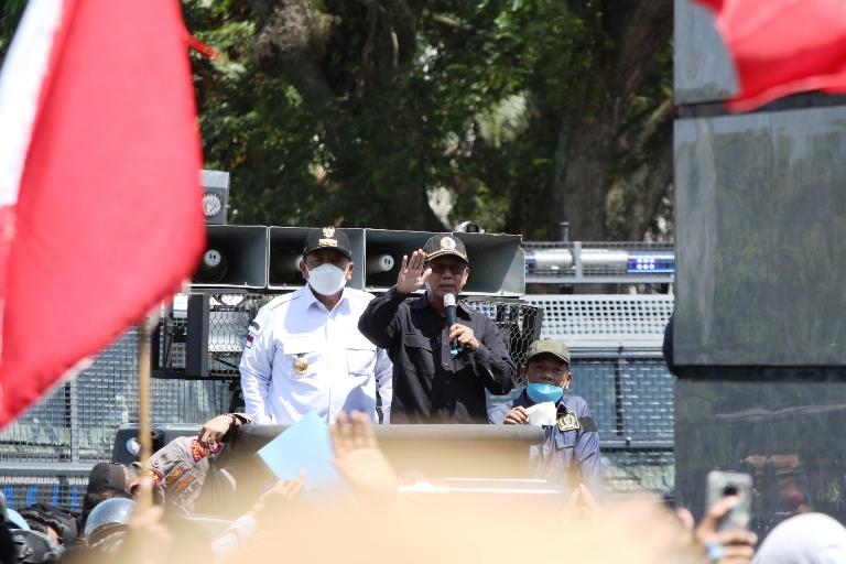 Berita Foto, Gubernur Lampung dan Ketua DPRD Provinsi Lampung Temui Massa Unjuk Rasa