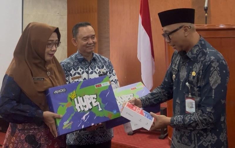 Gubernur-Lampung-beri-penghargaan-kepsek-berprestasi.jpg