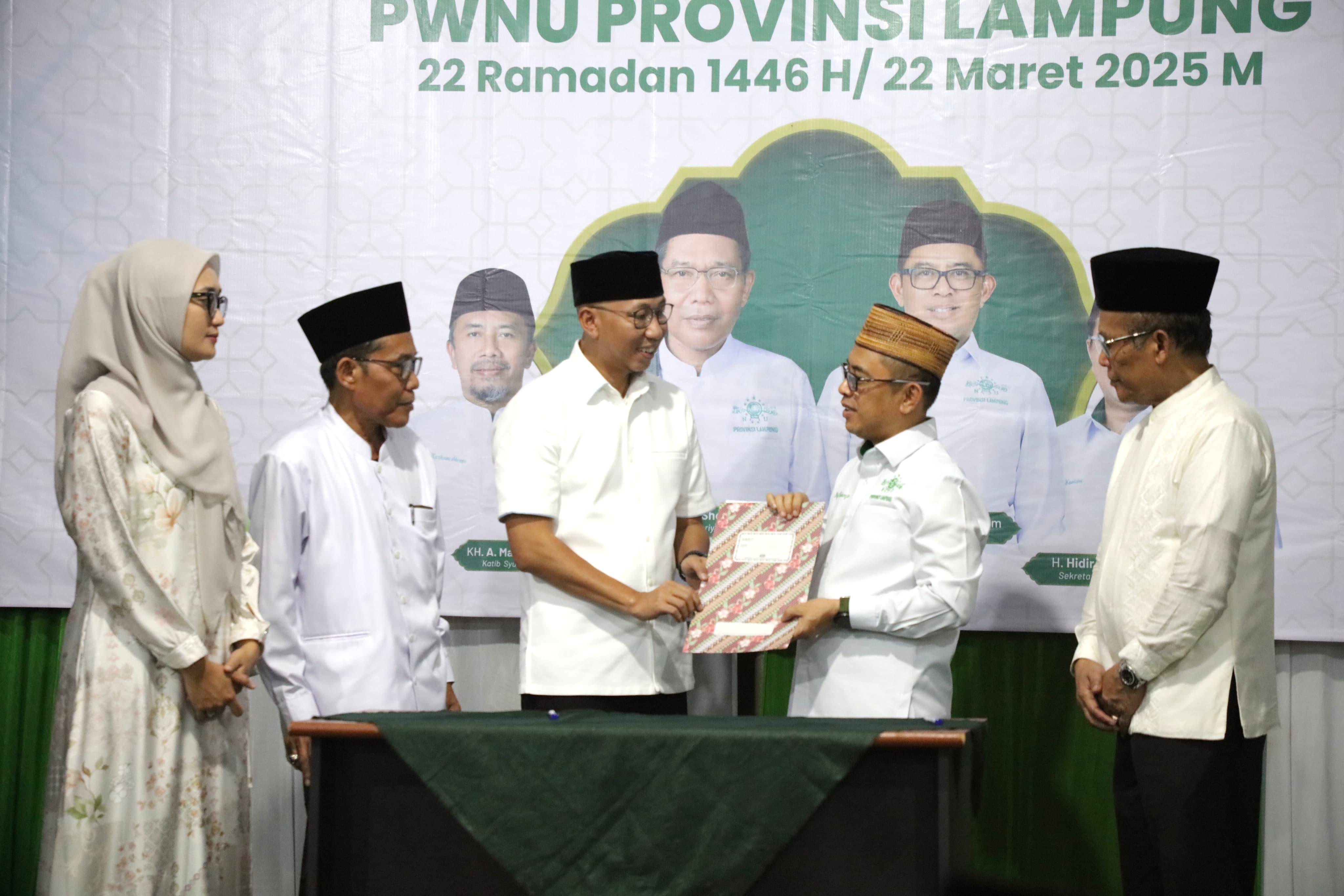 Gubernur-Lampung-dan-Ketua-PWNU-serah-terima-Hibah.jpg