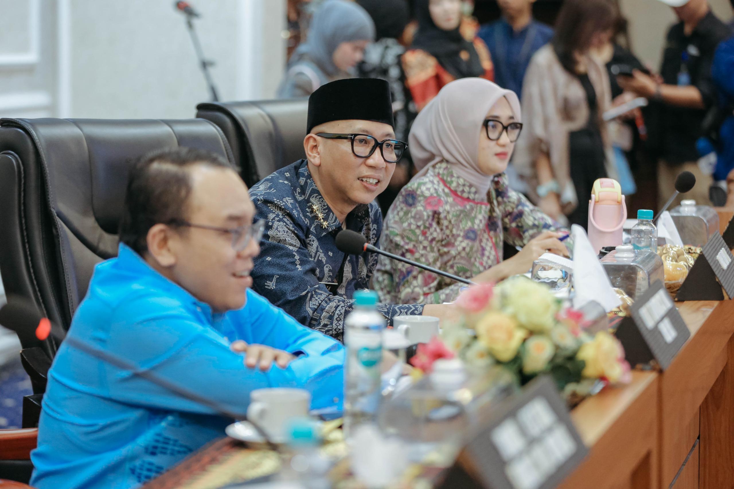 Gubernur-menerima-kunjungan-kerja-Komisi-VII-DPR.jpg