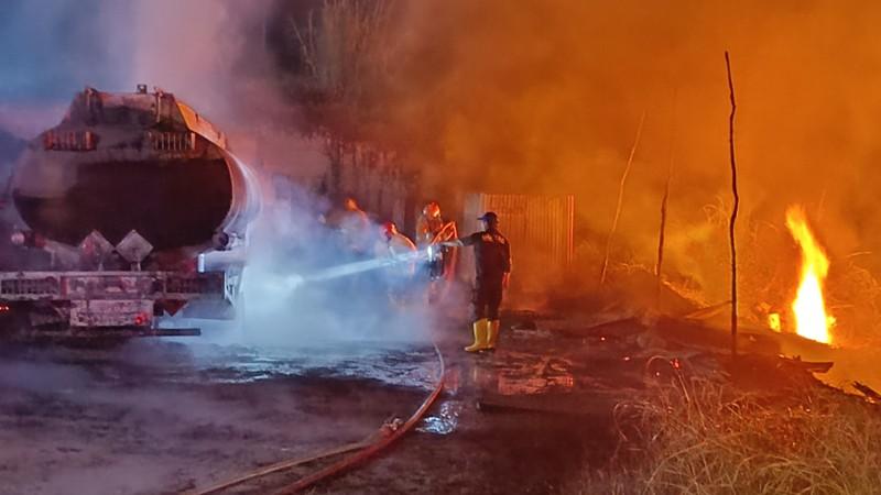 Mobil Tangki dan Tandon Terbakar, Api Lahap Gudang BBM Ilegal di Pesawaran