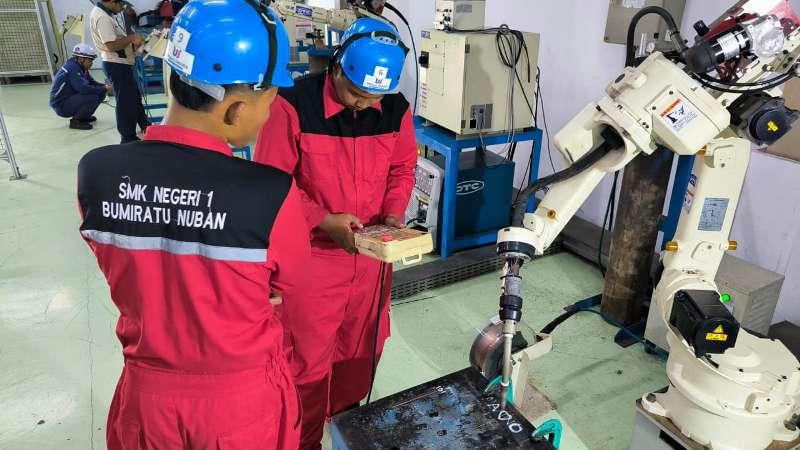 Guru-dan-siswa-SMKN-1-Bumi-Ratu-Nuban-magang-di-Cikarang.jpg