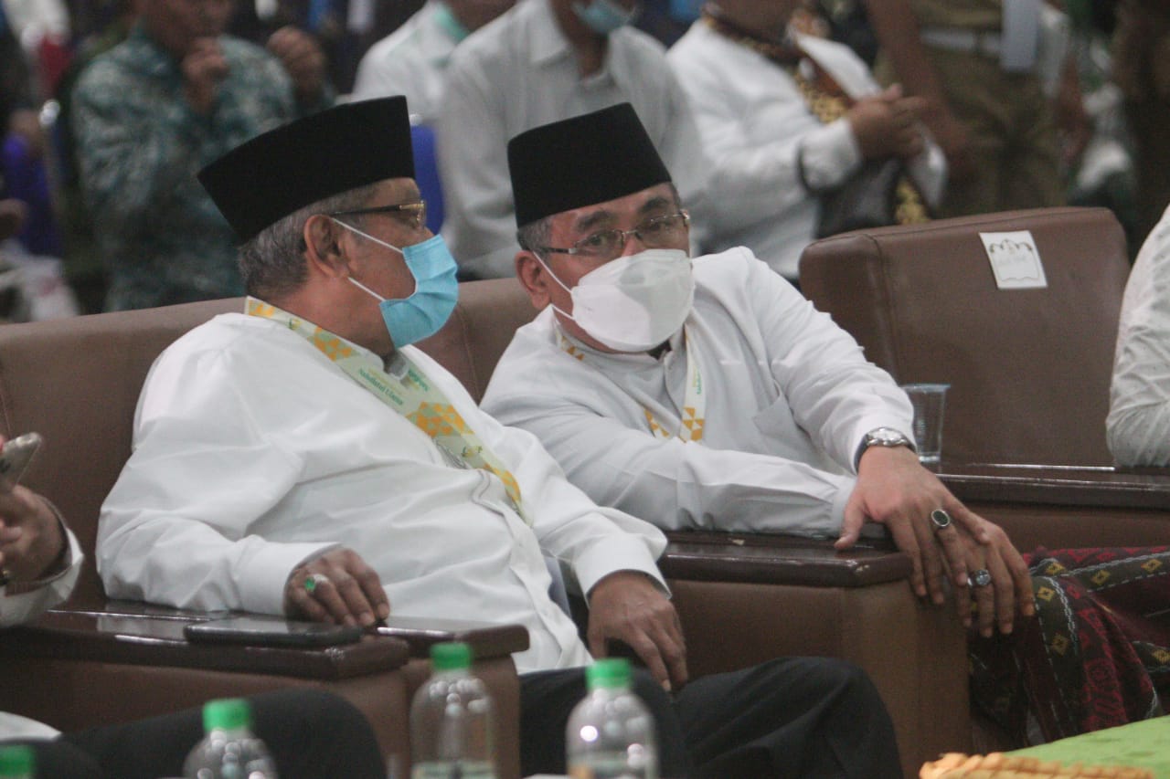 Gus-Yahya-dan-Said-Aqil-Siradj-duduk-berdampingan-saat-pemungutan-suara-Calon-Ketum-PBNU-2.jpg