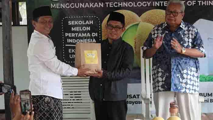 H-Puji-Raharjo-memberikan-apresiasi-kepada-Hebitren-Lampung-yang-menggelar-Sekolah-Melon.jpg