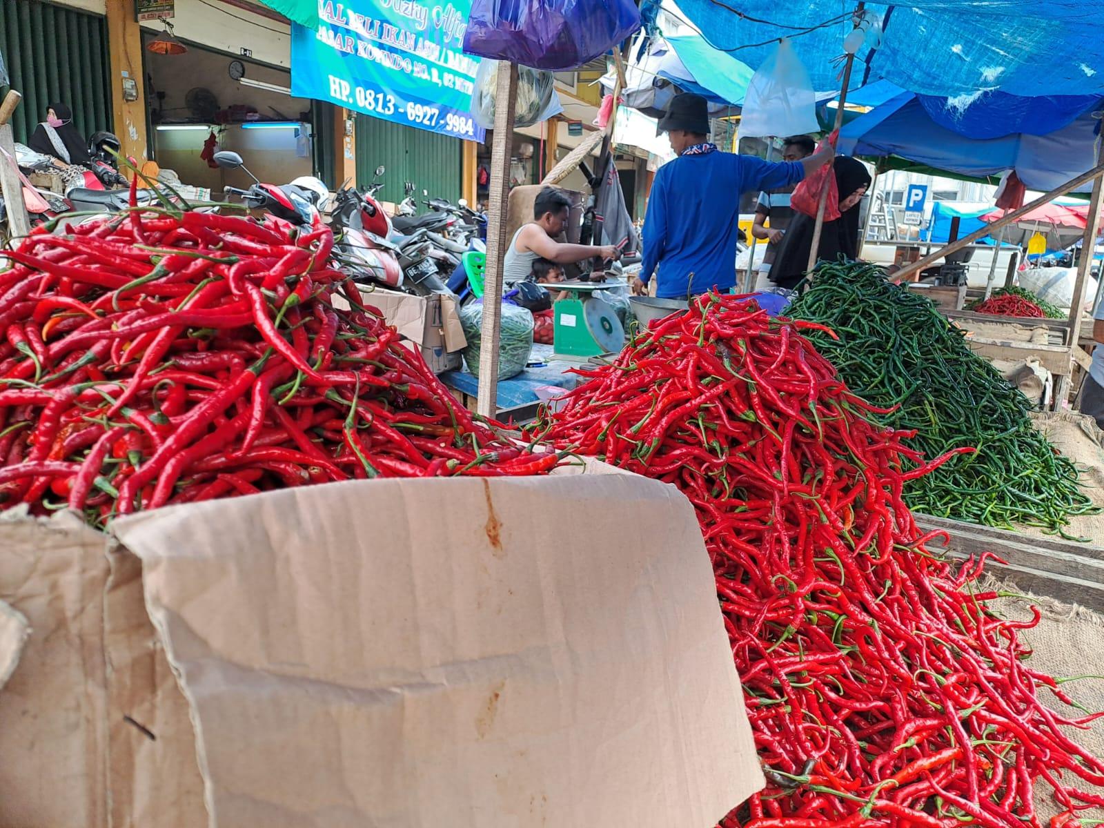 Harga-cabai-di-Pasar-Kopindo-turun.jpg