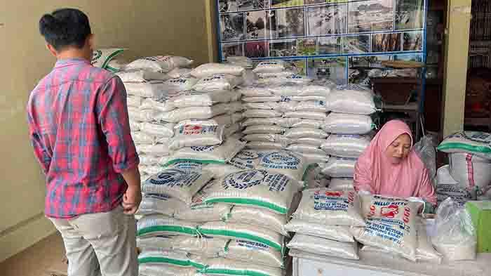 Harga-kebutuhan-bahan-pokok-beras-di-Lampung-Barat-Lampung-terus-merangkak-naik.jpg