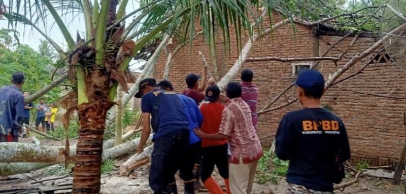 Hujan-lebat-disertai-angin-kencang-akibatkan-puluhan-rumah-di-Pringsewu-Lampung-rusak.jpg