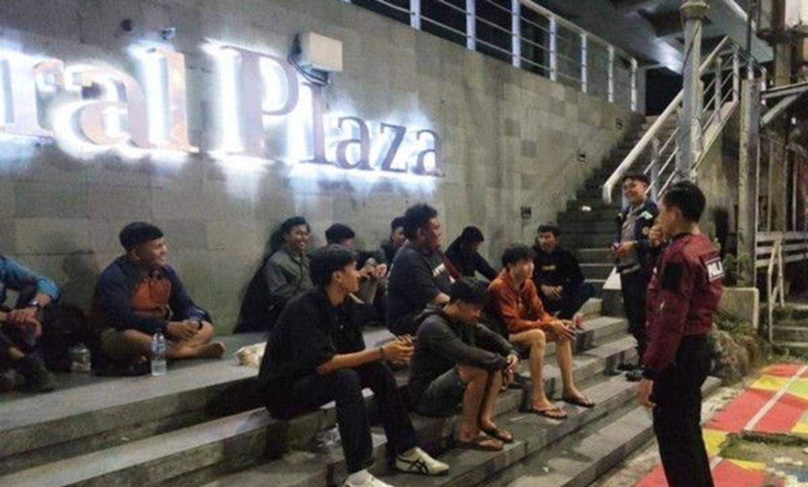 Nongkrong Hingga Larut, Polisi di Bandar Lampung Imbau Remaja Bubarkan Diri