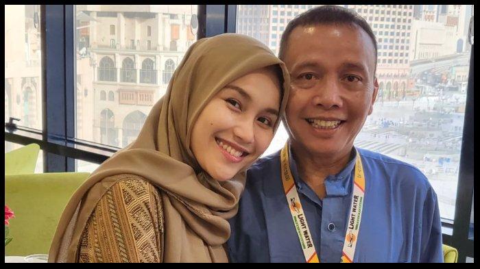 Ibunda-Ayu-Ting-Ting-Bagikan-Kabar-Tak-Enak-Kondisi-Ayah-Rozak-Jadi-Sorotan.jpg
