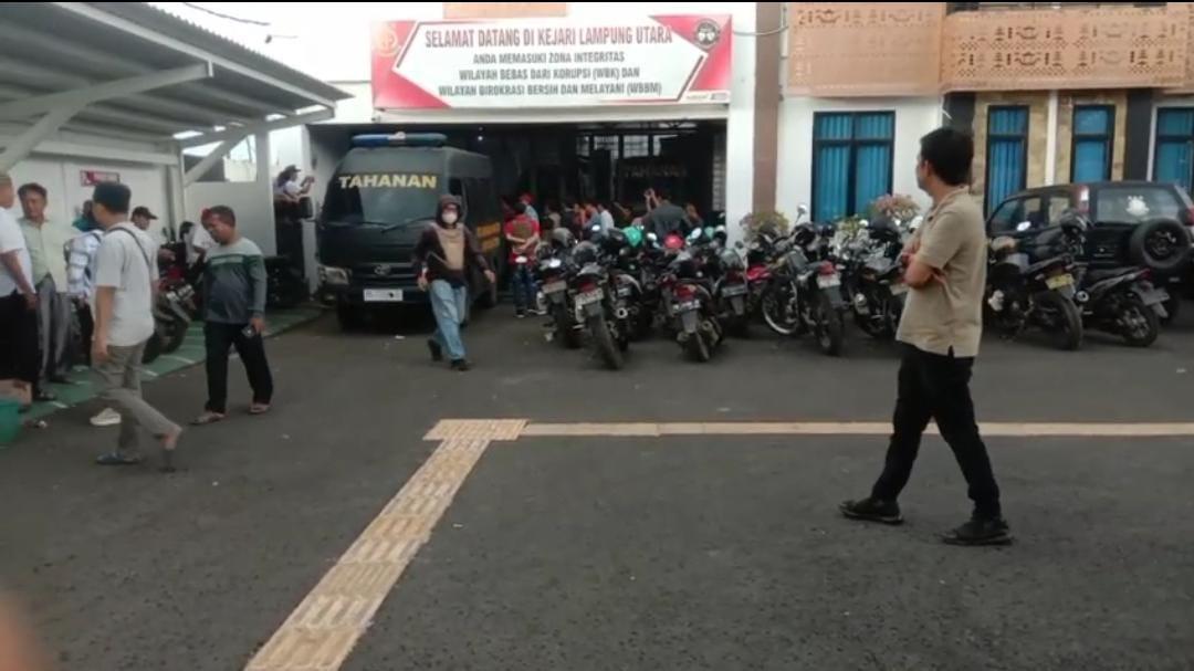 Mobil Tahanan Bersiaga, Inspektur Lampung Utara M Erwinsyah Akan Langsung Ditahan?