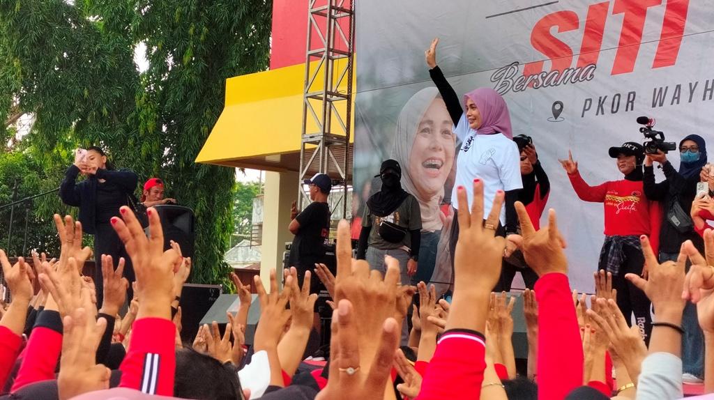 Siti Atiqoh Senam Bersama Ribuan Warga di Way Halim Bandar Lampung