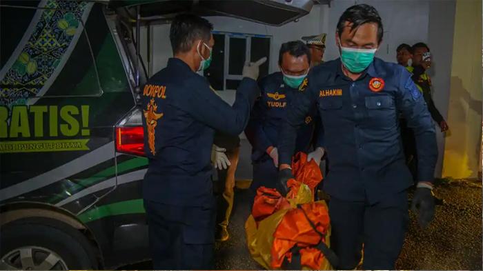 Istri-Kernet-Truk-Tangki-BBM-Korban-Bus-ALS-Syok-Dampingi-Identifikasi-Jenazah.jpg