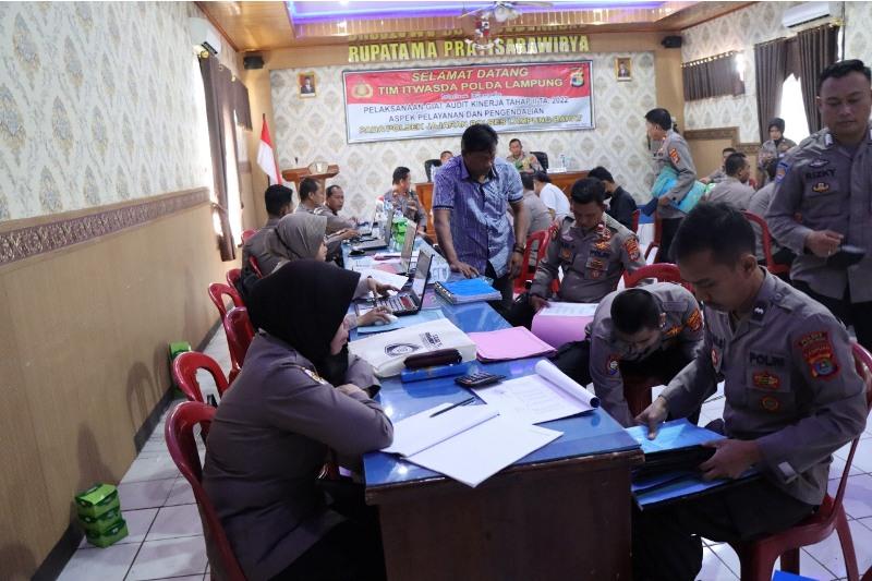 Itwasda-Polda-Lampung-audit-delapan-Polsek-jajaran-Polres-Lampung-Barat.jpg