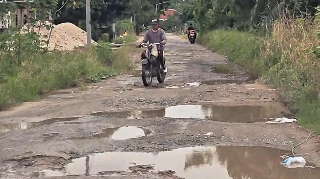 Warga Emosi Bertahun-tahun Jalan Rusak Tak Diperbaiki, Kini Tagih Janji Kades