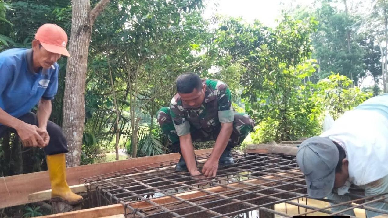 Gotong Royong TNI dan Warga, Jembatan Way Raman Dikebut demi Akses Lebih Lancar