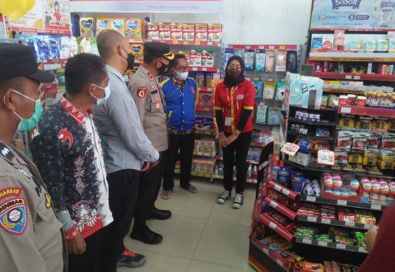 Jajaran-Polsek-Sekincau-saat-melakukan-pengecekan-stok-minyak-goreng-di-sejumlah-minimarket.jpg