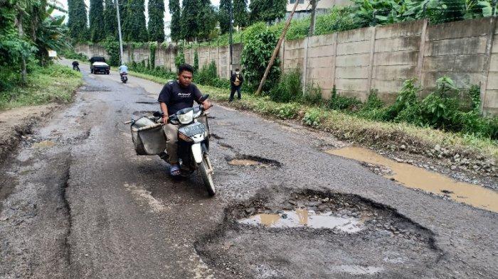 Jalan-rusak-dan-jalan-curam-jadi-faktor-penyebab-lakalantas-di-Lampung.jpg