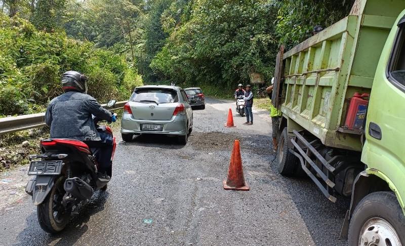 Jalan-rusak-di-ruas-jalan-nasional-Batu-Brak-Lampung-Barat-hanya-ditambal-sementara.jpg