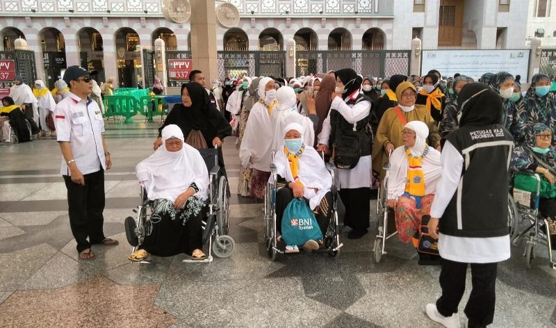 Jamaah-haji-perempuan-di-kloter-11-Lampung-saat-antre-untuk-menuju-Raudhah.jpg