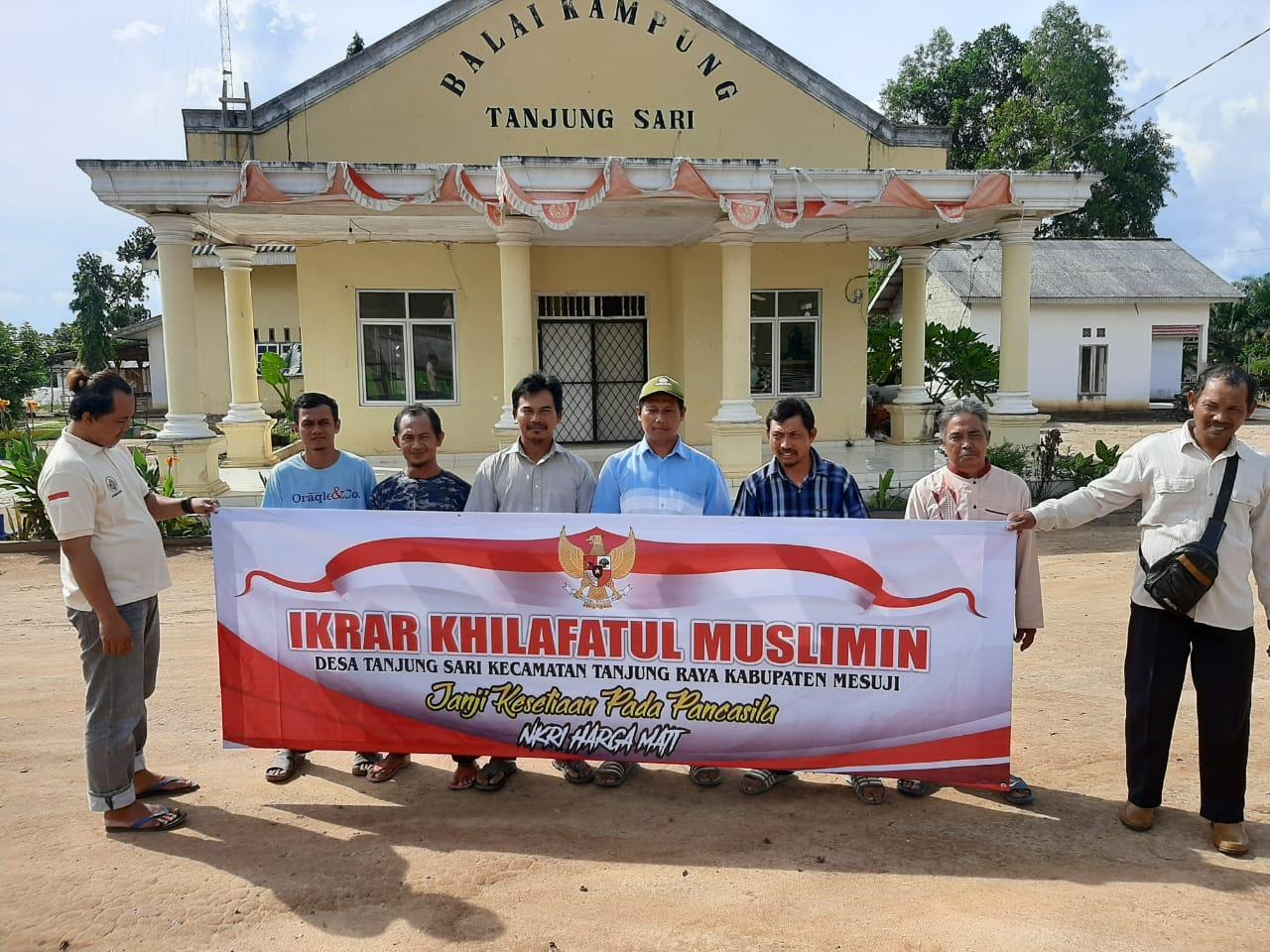 Jamaan-Khilafatul-Muslimin-Mesuji-Lampung-Ikrar-Setia-Pancasila.jpg