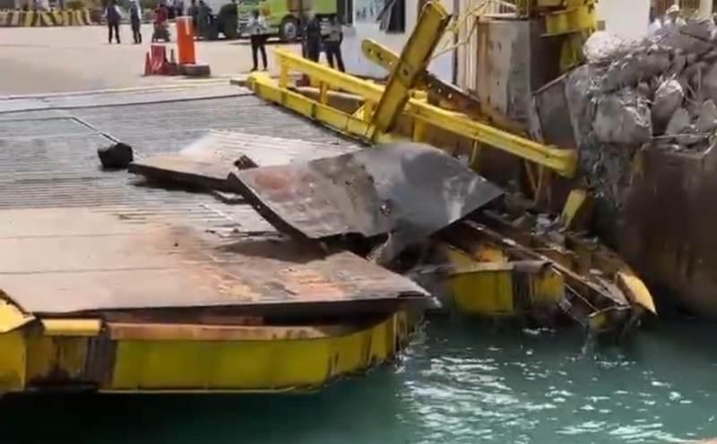 Jembatan Penghubung di Dermaga Eksekutif Merak Rusak, Diduga Ditabrak Kapal
