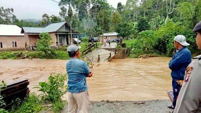 Banjir di Lampung Barat Akibatkan Jembatan Putus, Ratusan Warga Terisolasi