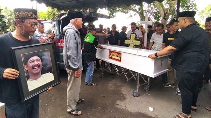 Jenazah-Polo-Srimulat-tiba-di-rumah-duka-di-Desa-Kertosari-Kecamatan-Geger-Madiun-Jawa-Timur.jpg