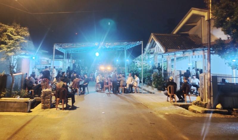 Jenazah-almarhum-Loekman-Djoyosoemarto-disalatkan-di-rumah-duka.jpg