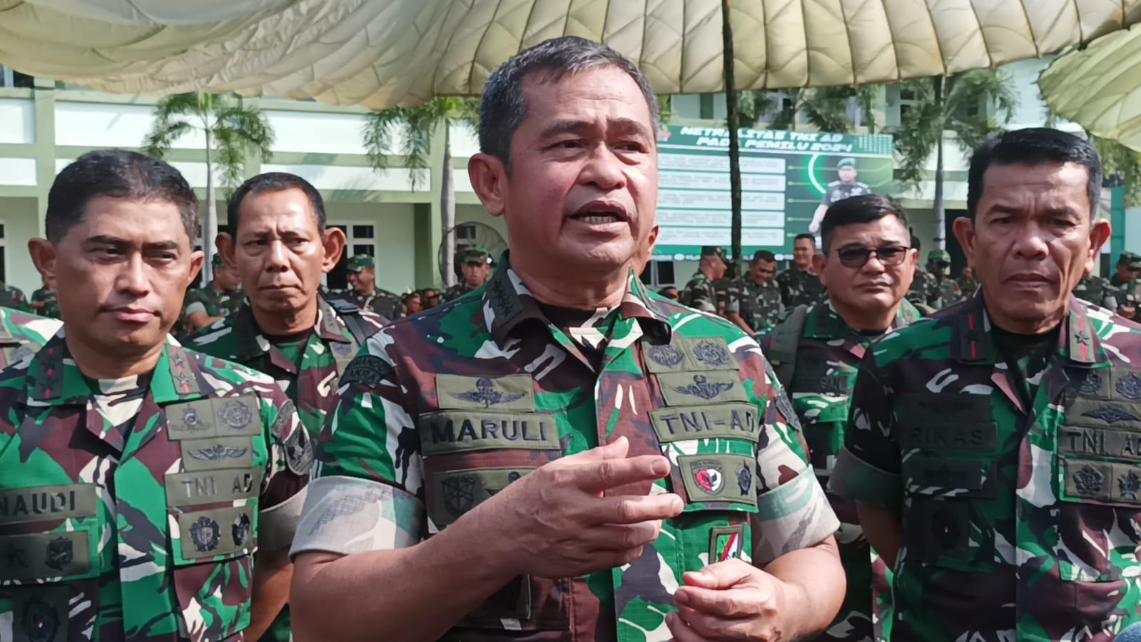 Jenderal-TNI-Maruli-Simak-saat-kunjungan-kerja-di-Makorem-043-Gatam.jpg