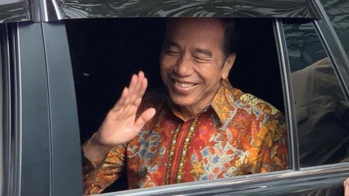 Jokowi-Akhirnya-Perlihatkan-Ijazah-SD-Kuliah-di-UGM-ke-Polisi.jpg