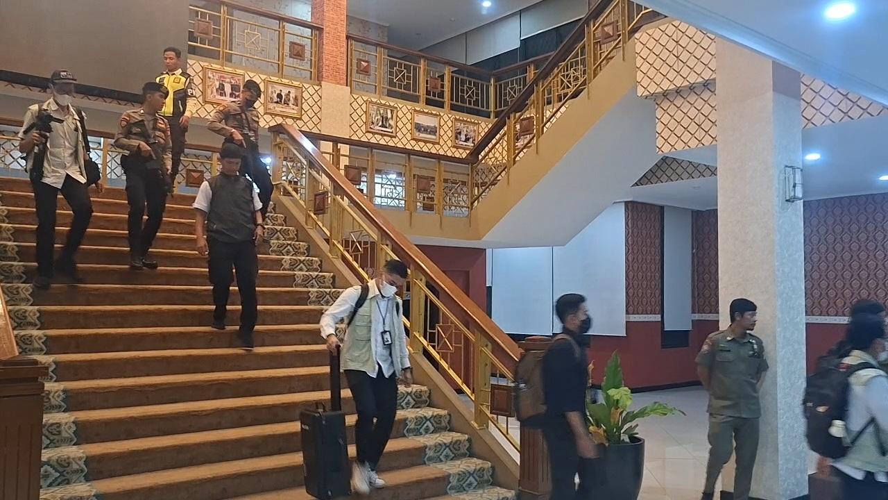 KPK-GELEDAH-Penyidik-Komisi-Pemberantasan-Korupsi-KPK.jpg