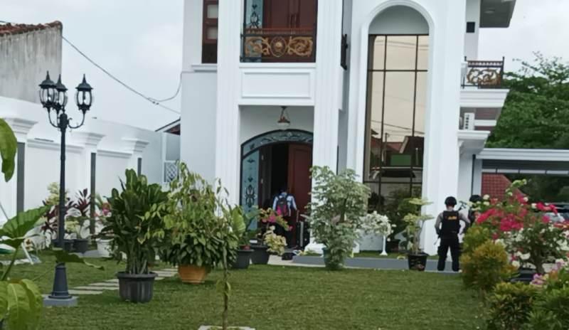 KPK Geledah Rumah Mewah Prof Karomani di Bandar Lampung, Penyidik Bawa 2 Koper