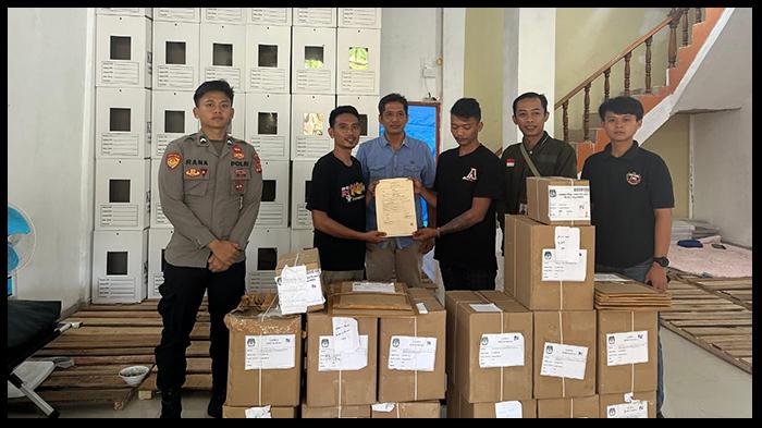 KPU-Pesisir-Barat-Lampung-Terima-Logistik-Pilkada-2024.jpg