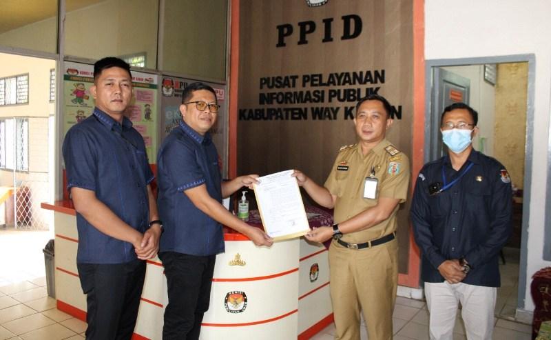 KPU Way Kanan Terima Berkas PAW Ari Saputra dari PAN