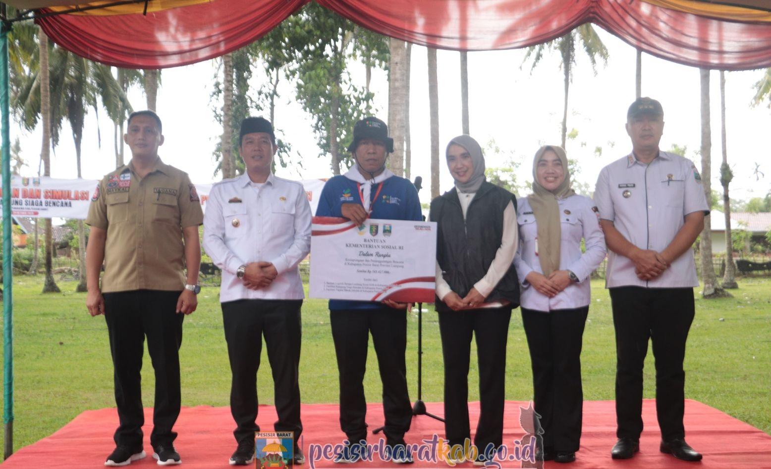 Bupati Pesibar Kukuhkan Anggota KSB Mandiri Sejati dan Penggawa V Ulu