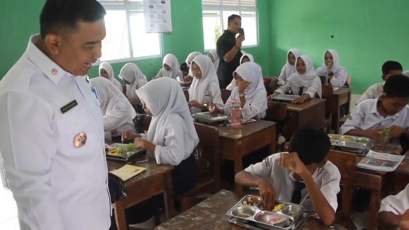 Kadisdikbud-Lampung-Tengah-Nur-Rohman-tinjau-MBG.jpg