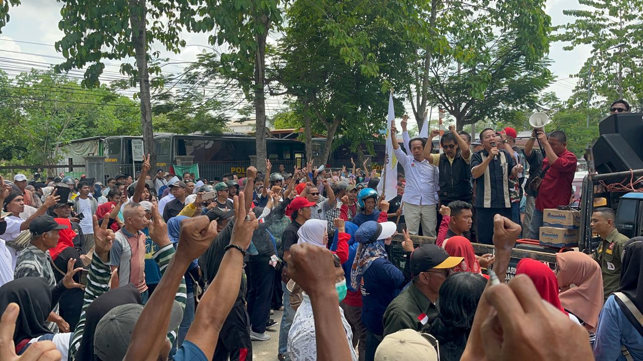 Kantor KPU Metro Kembali Digeruduk Massa Pendukung Wahdi Qomaru