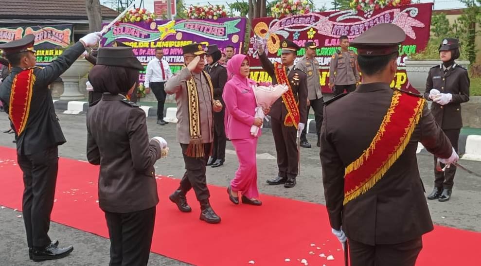 Kapolda Lampung Irjen Pol Helmy Santika Disambut Upacara Pedang Pora