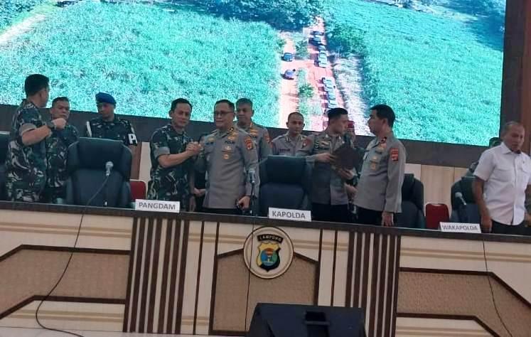 Kapolda-Lampung-Irjen-Helmy-Santika-konferensi-pers-penembakan-polisi.jpg