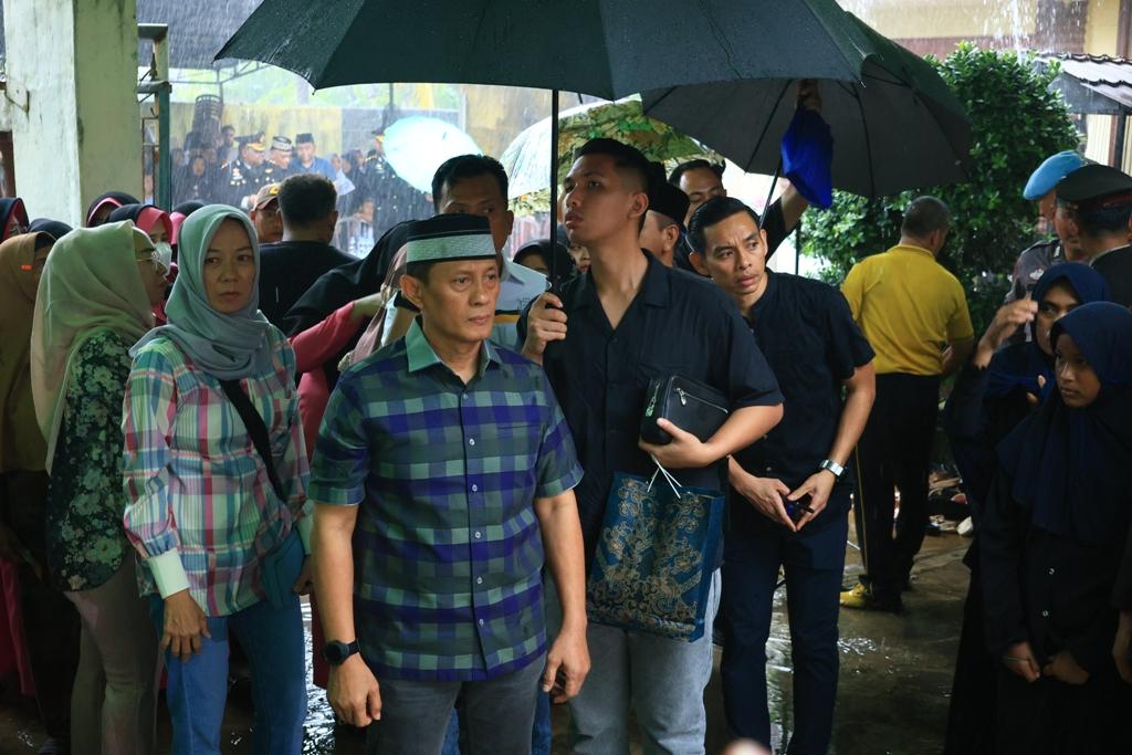 Kapolda-Lampung-hadiri-pemakaman-Brigadir-Arya-Supena.jpg