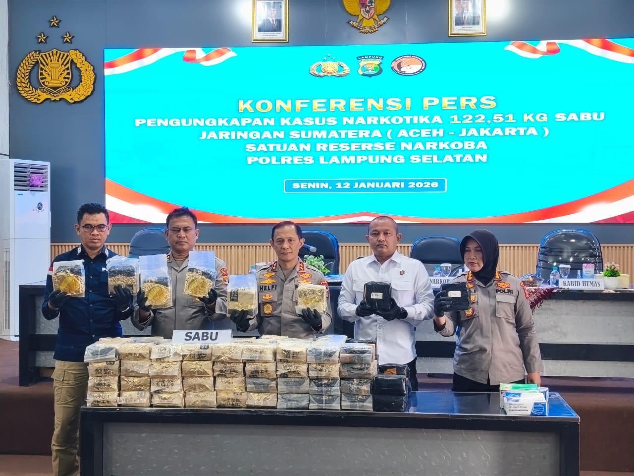 Kapolda-Lampung-memimpin-konferensi-pers-kasus-sabu-12251-kg.jpg