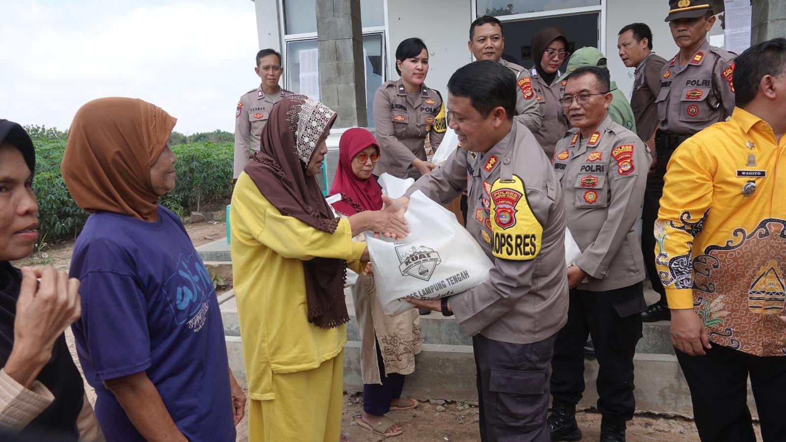 Kapolres Lampung Tengah Polda Lampung Bagi-bagi Bansos di Kelurahan Komering Agung