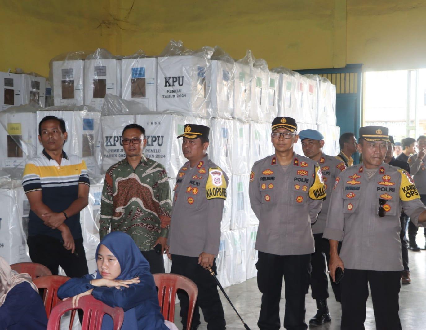 Kapolres-Lampung-Tengah-Polda-Lampung-Monitoring-Langsung-Rapat-Pleno-Penghitungan-Suara-Pemilu-2024.jpg